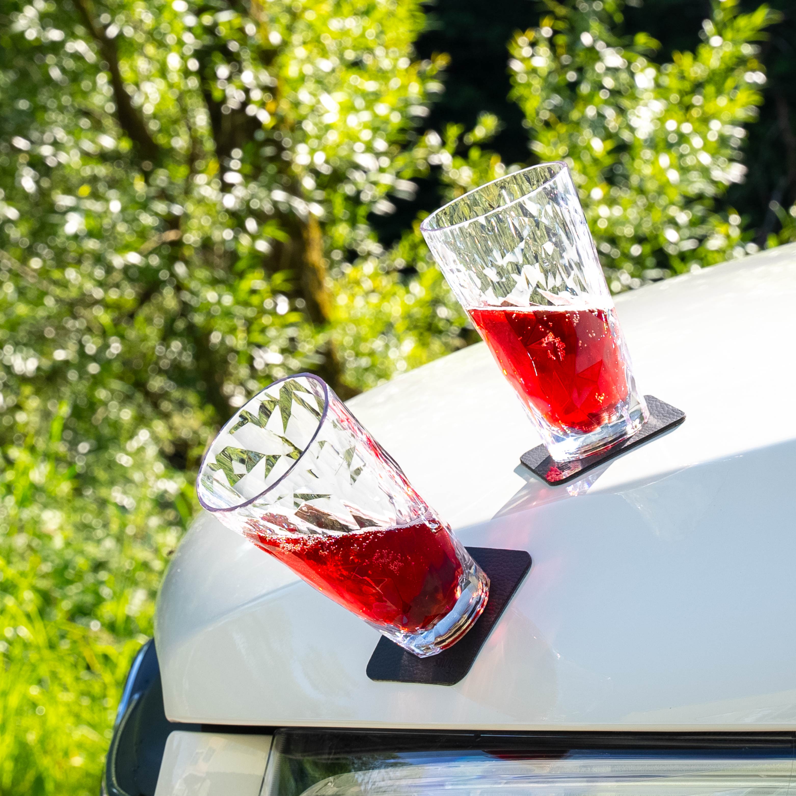 Magnet-Kunststoffgläser Longdrink abgestellt auf der metallischen Motorhaube
