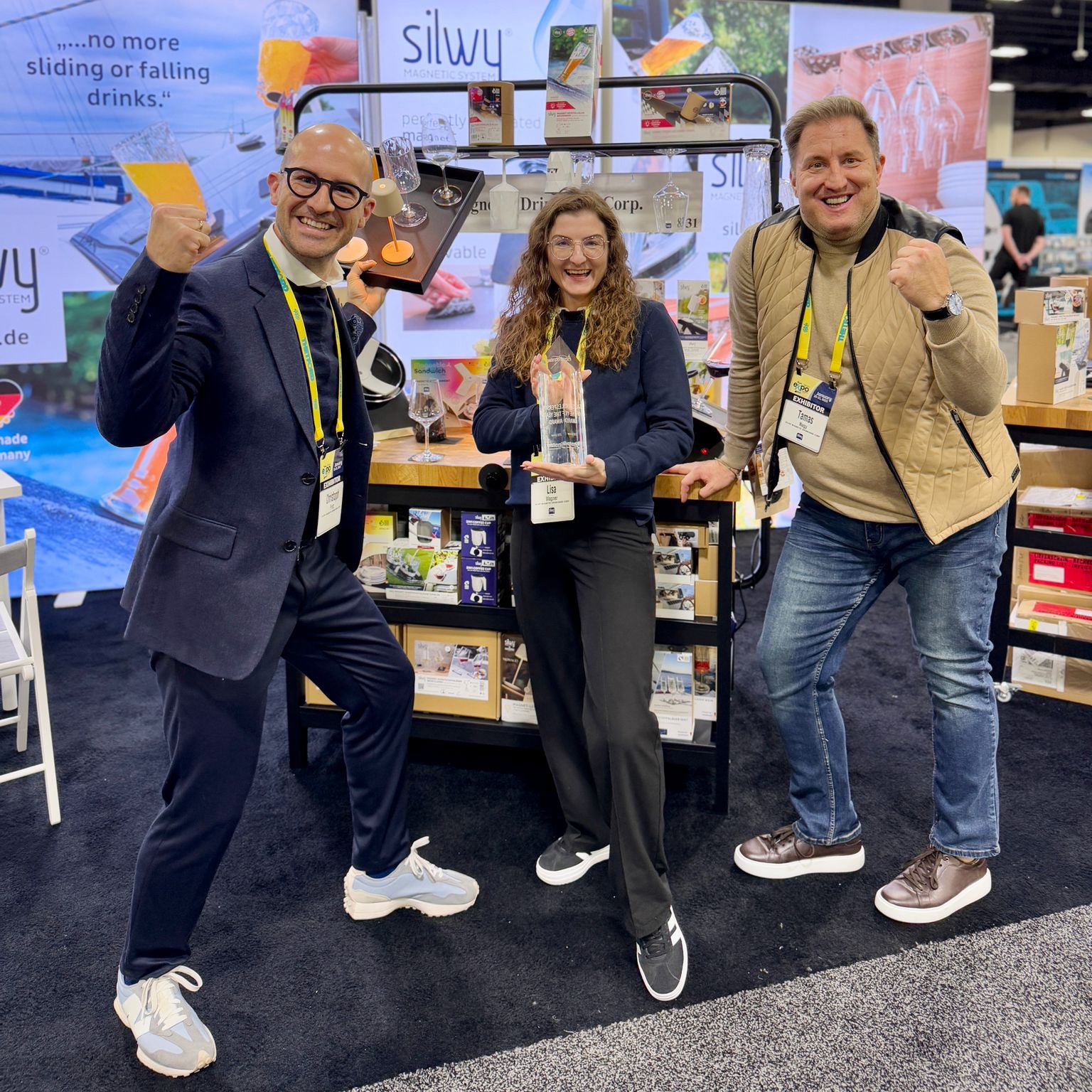 Drei silwy Mitarbeiter posieren mit dem Lokalem "bestes Produkt" Preis der Boots Messe in Ford Lauderdale