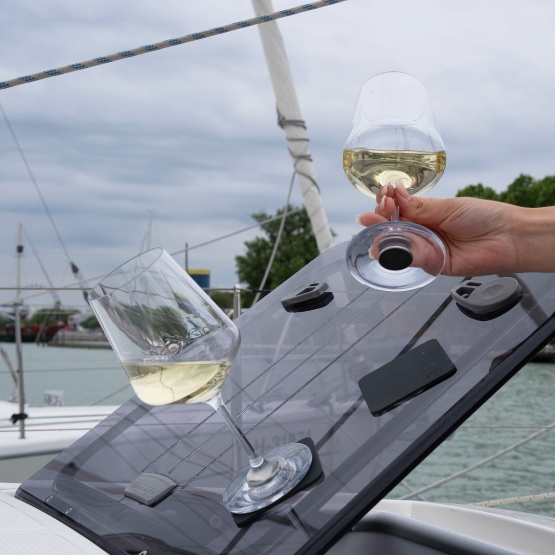 Zwei Magnet-Kristallgläser Wein mit Weißwein auf Boot 
