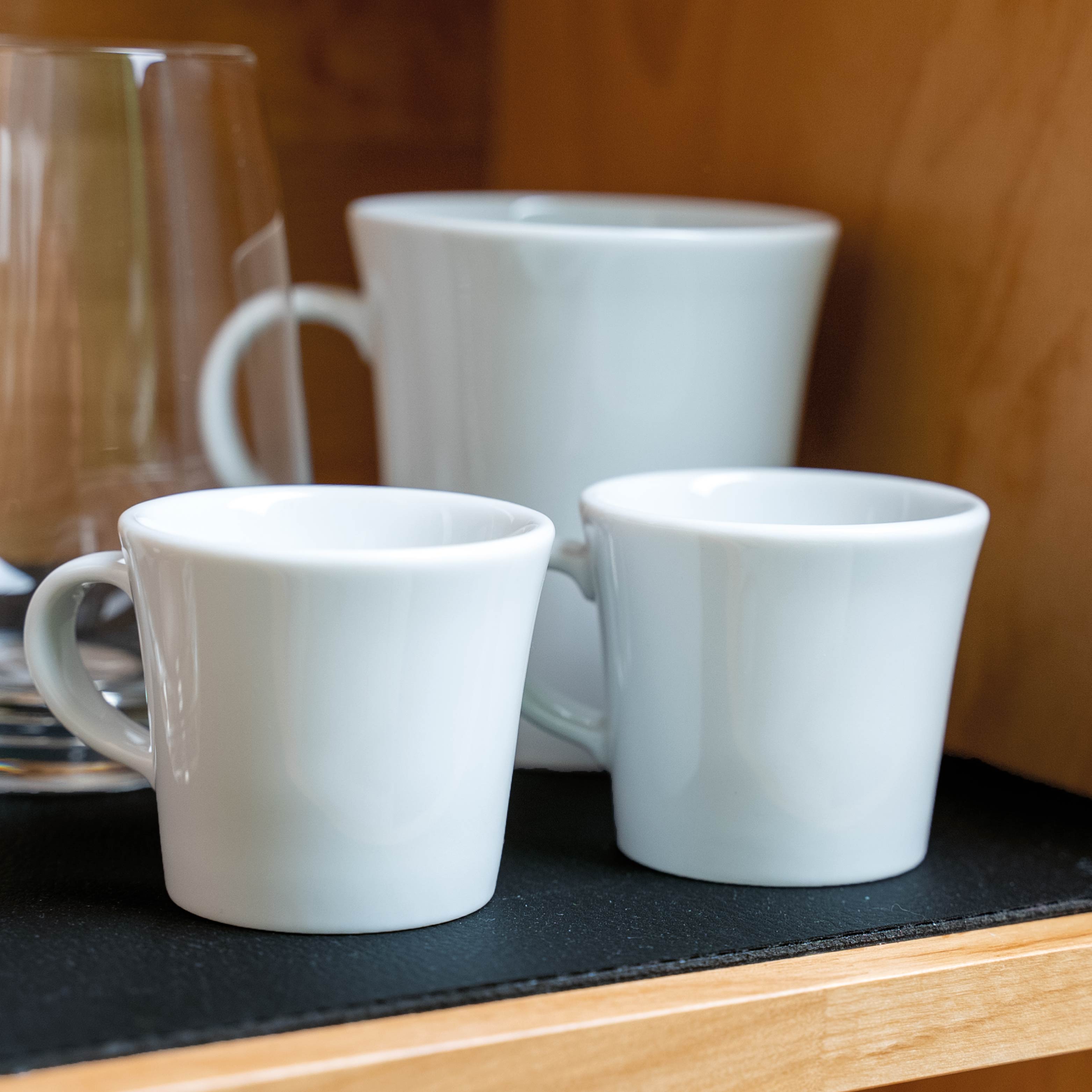 Magnet-Espressotassen werden durch metallische Matte im Verstaufach fixiert