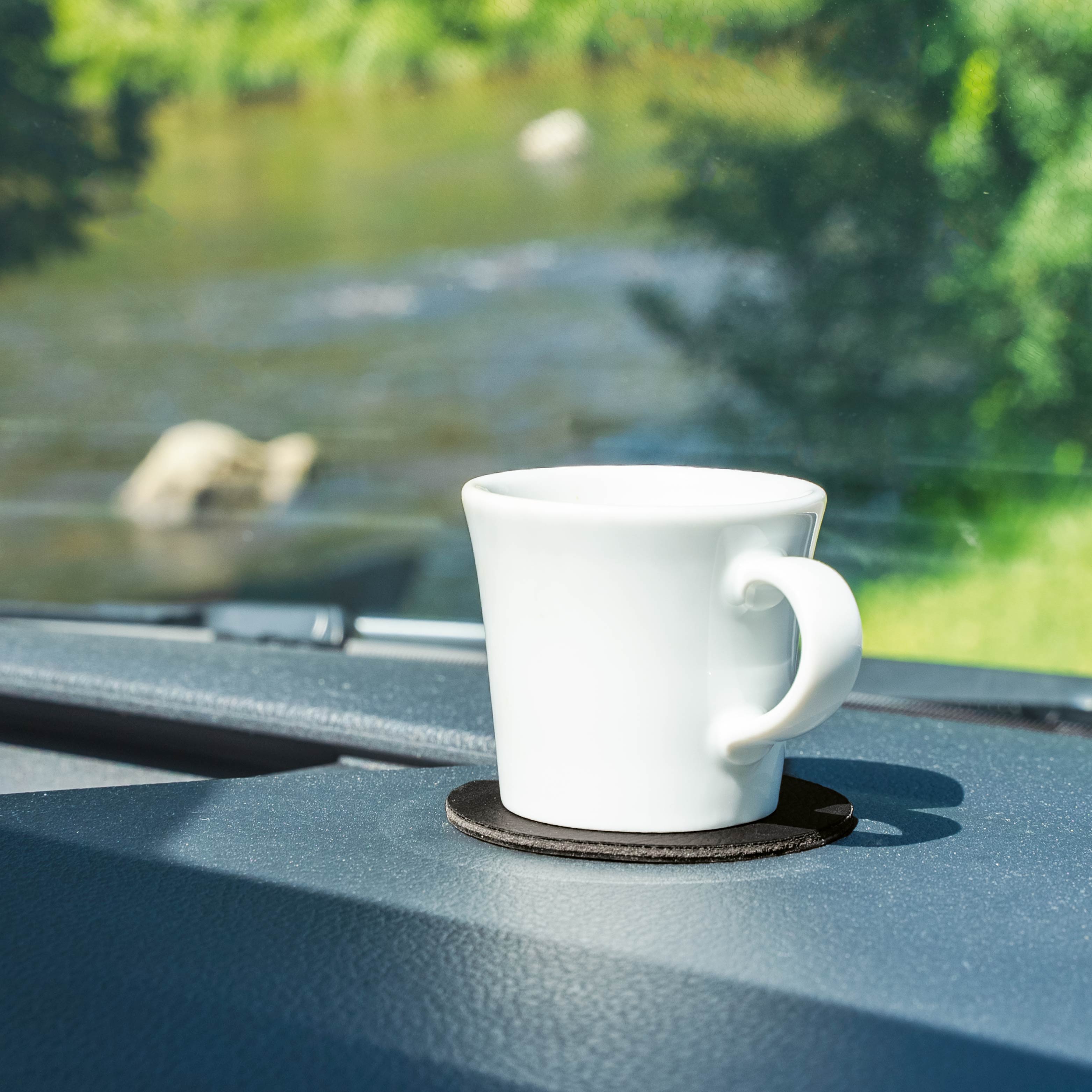 Magnet-Tasse wird durch Pad auf Armaturenbrett während der Fahrt fixiert