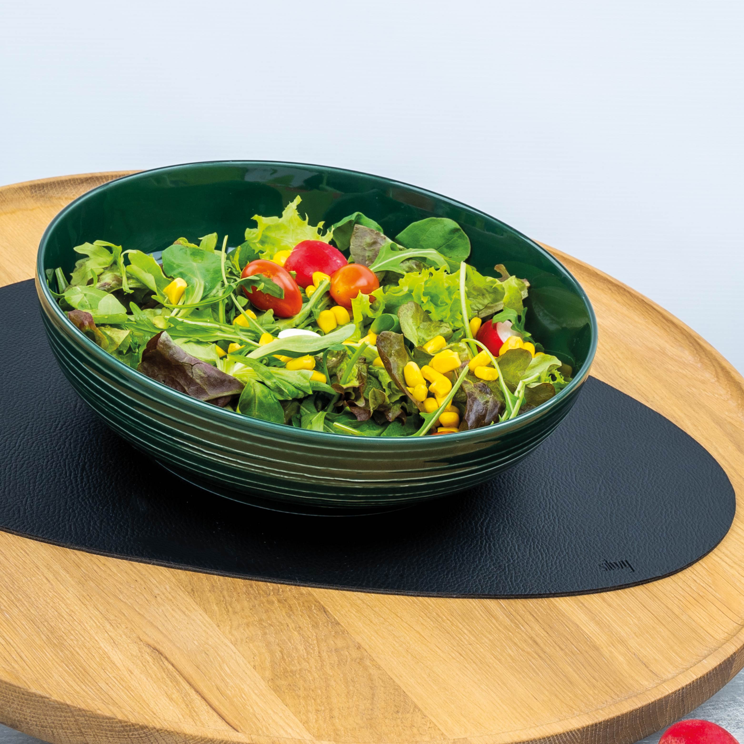Magnet-Porzellan-Bowsl Green gefüllt mit Salat auf einer Metall-Matte 