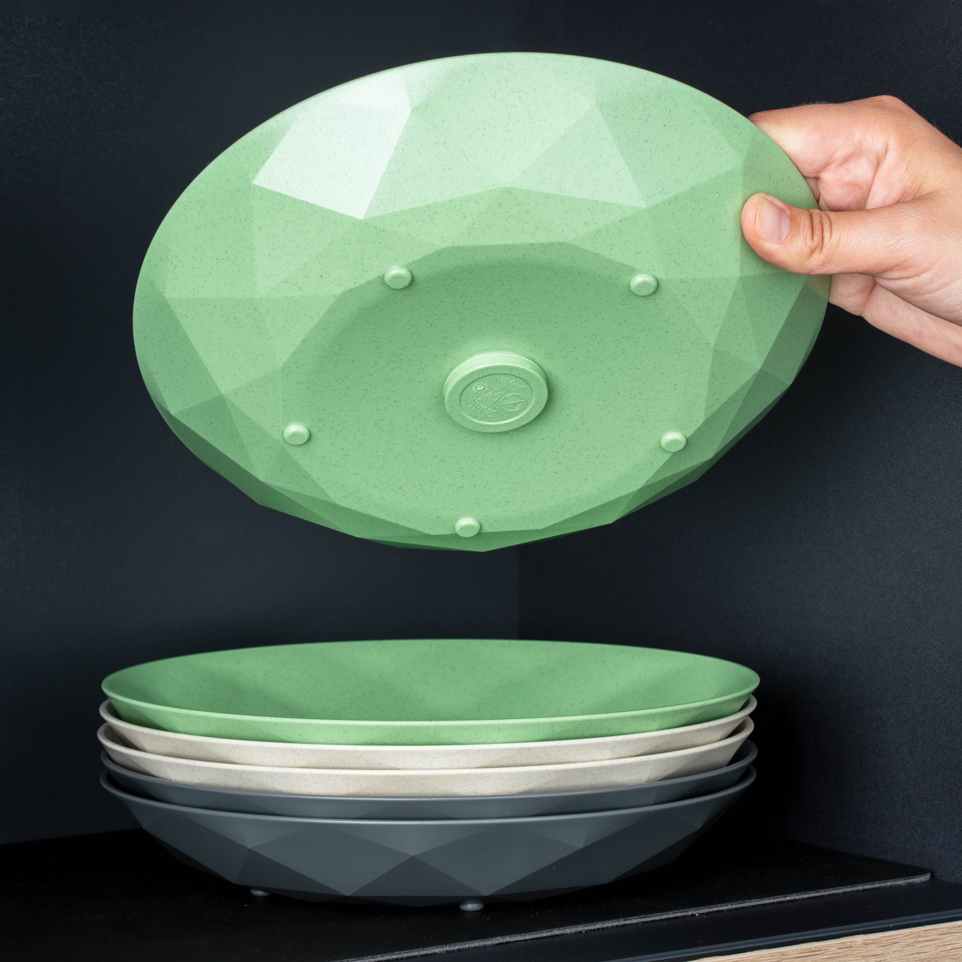 Magnet-Kunststoffteller classic in green, beige und grey aufeinander gestapelt 