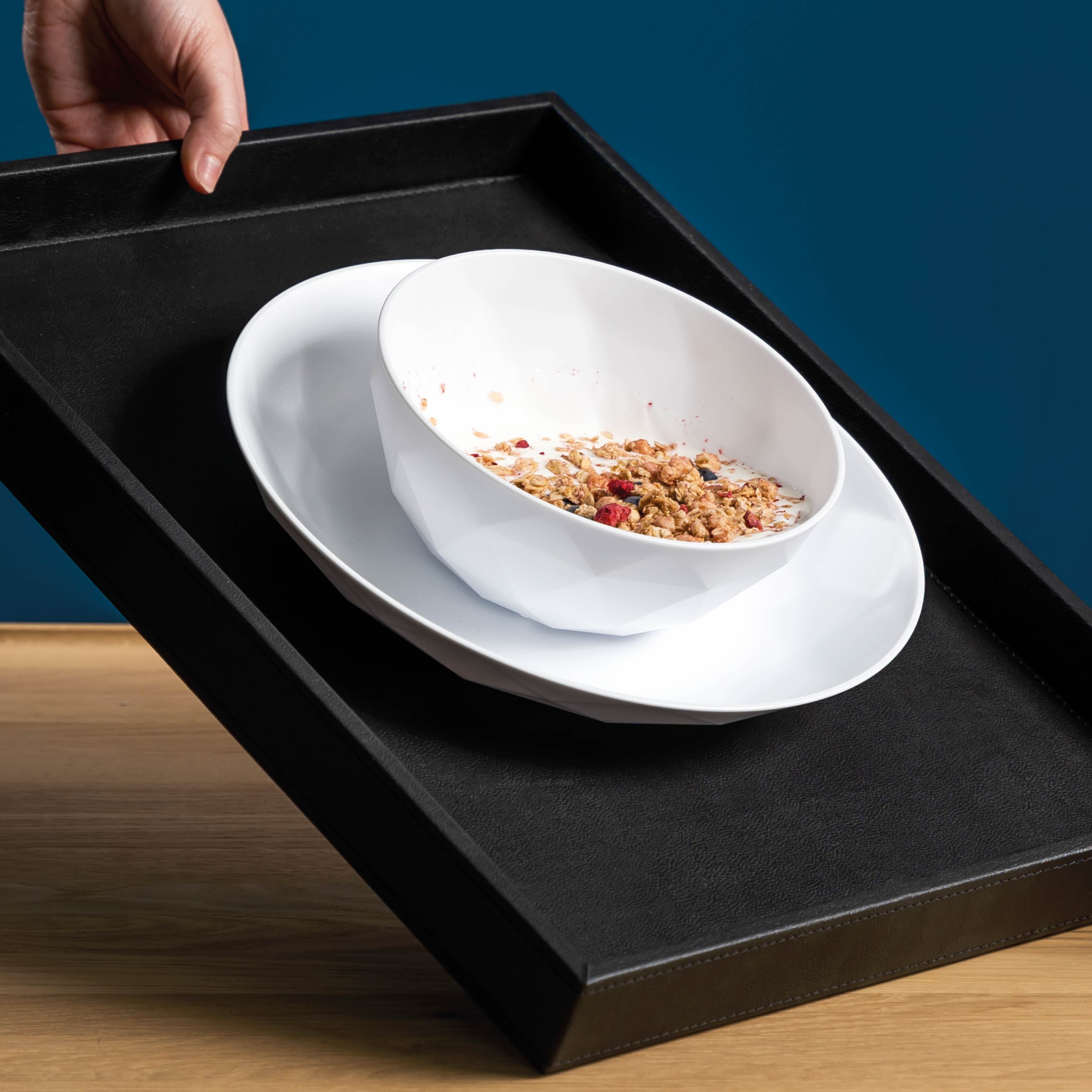 Magnetische Kunststoff Teller und Bowls auf einem Metall-Tablett in Schräglage