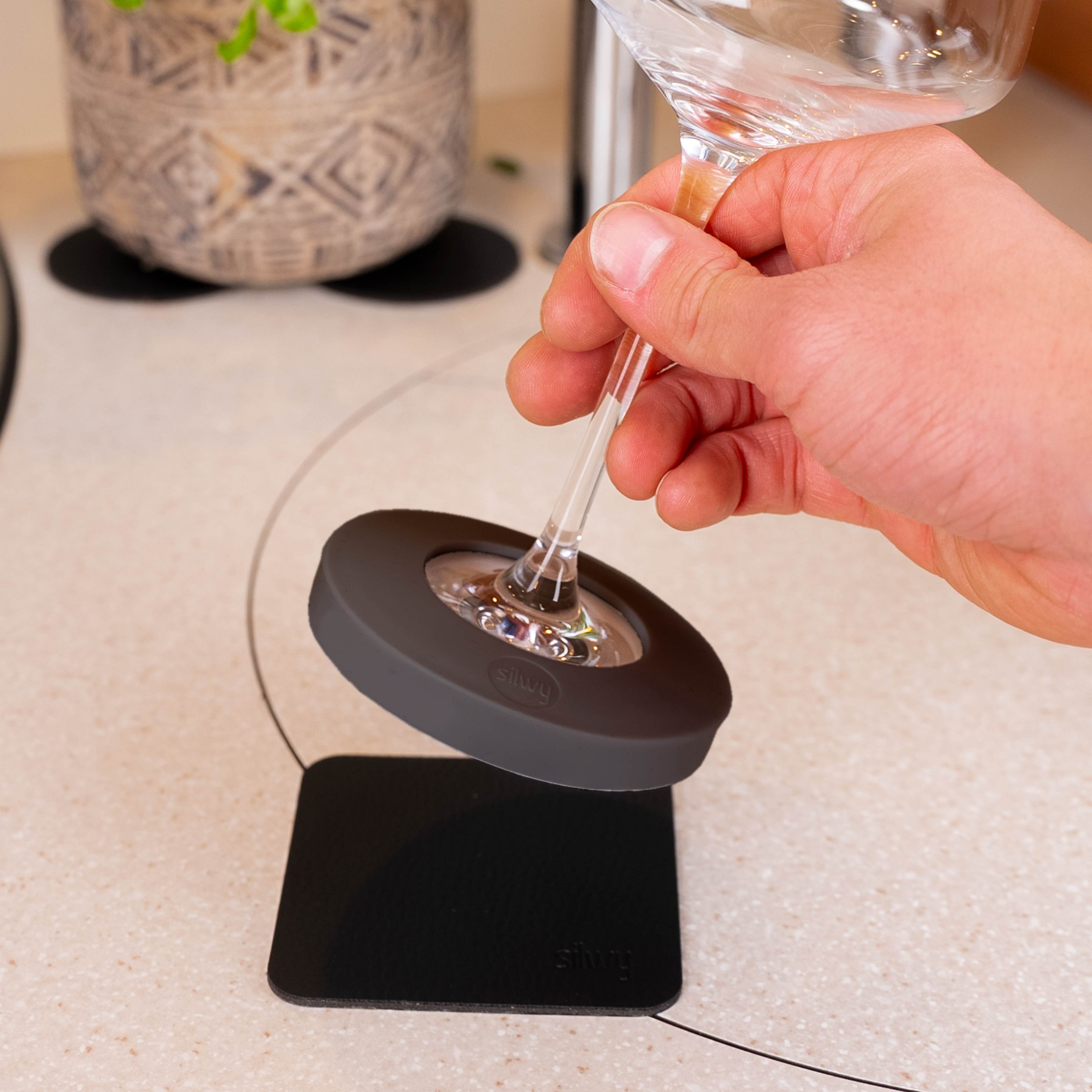 Magnet-Adapter schwarz für Stielgläser an Weinglas mit zugehörigem schwarzem Metall-Nano-Gel-Pad