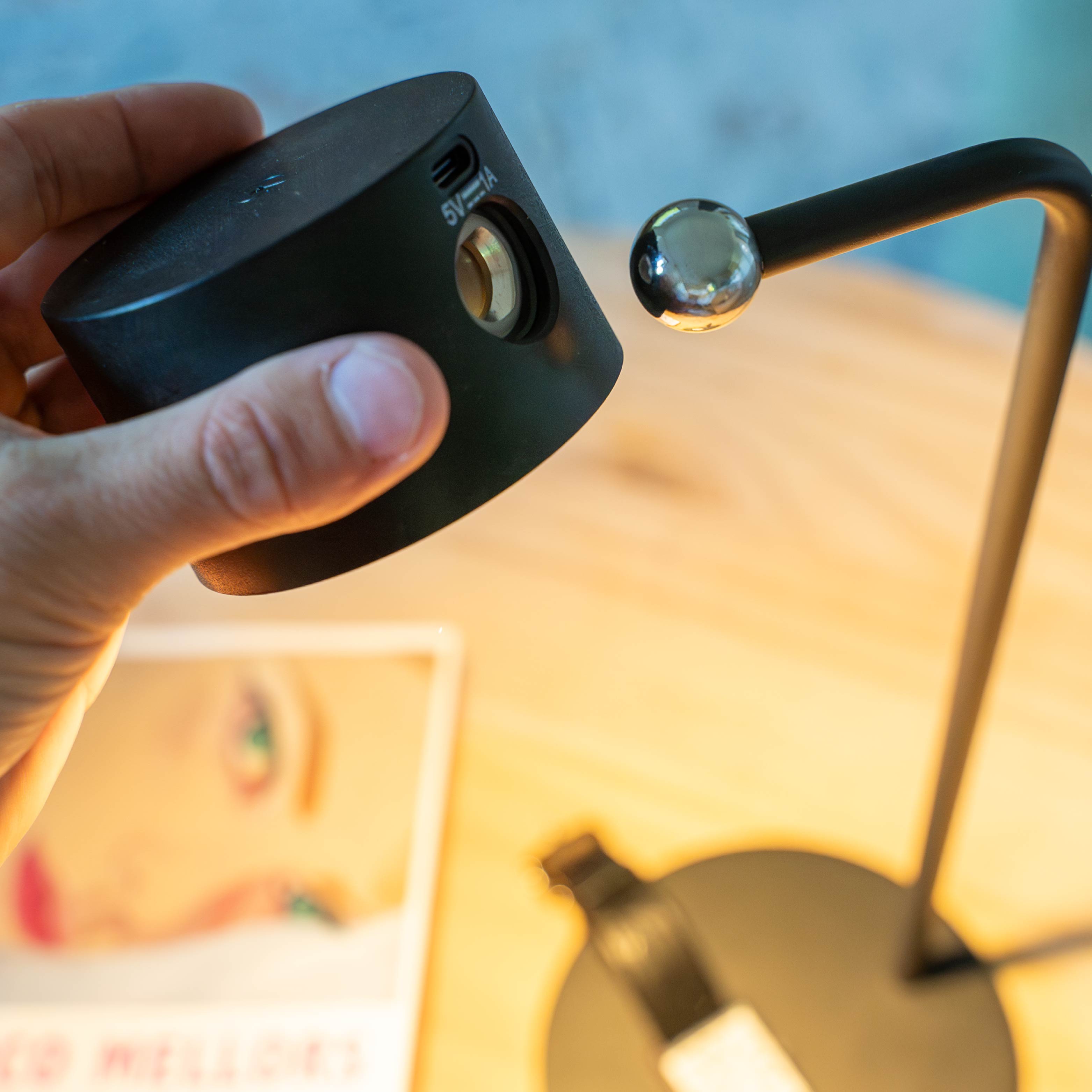 Pied de table à tête sphérique pour lampes magnétiques SPOTY