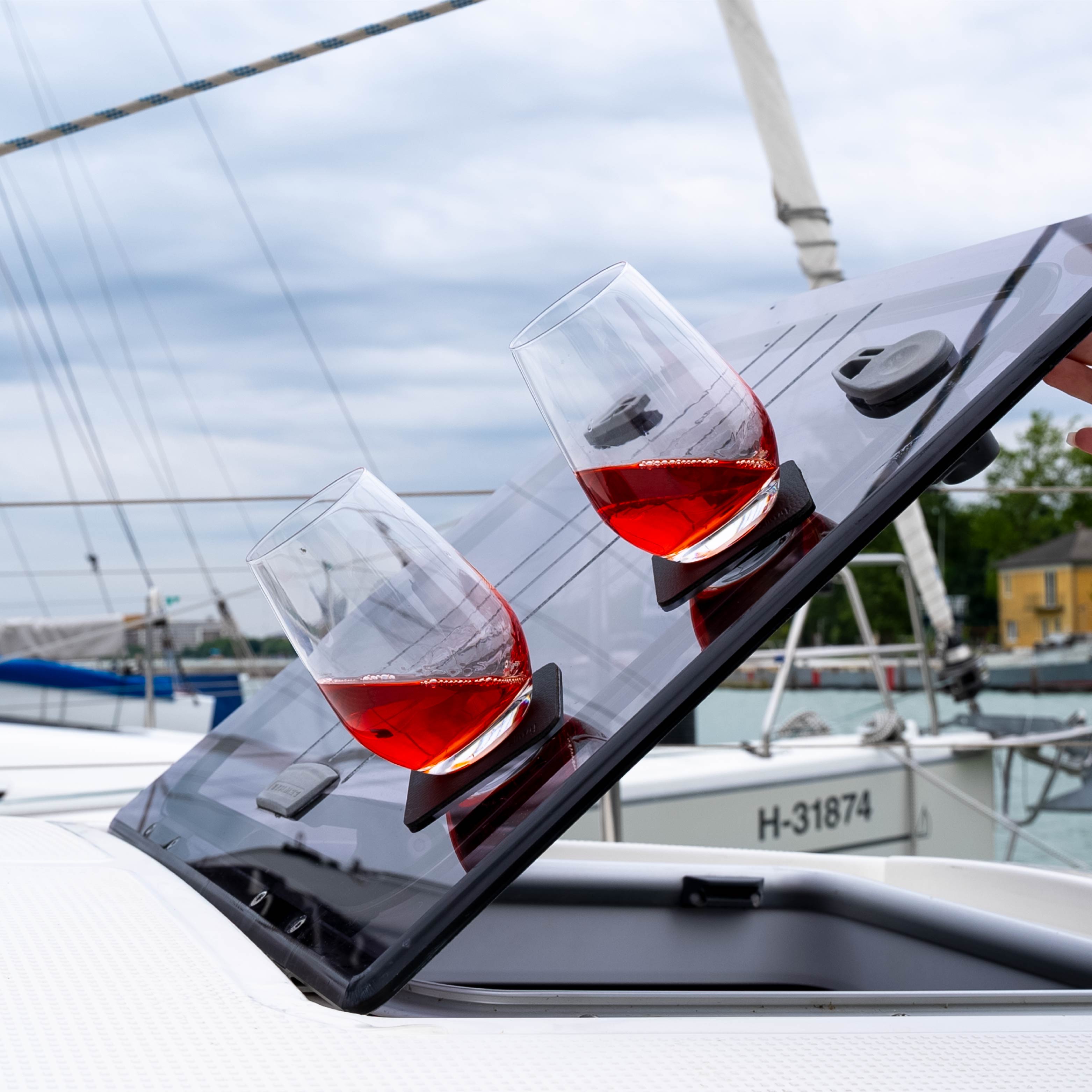 Magnet-Kristallgläser Longdrink auf Metall-Nano-Gel-Pads schwarz auf Boot 