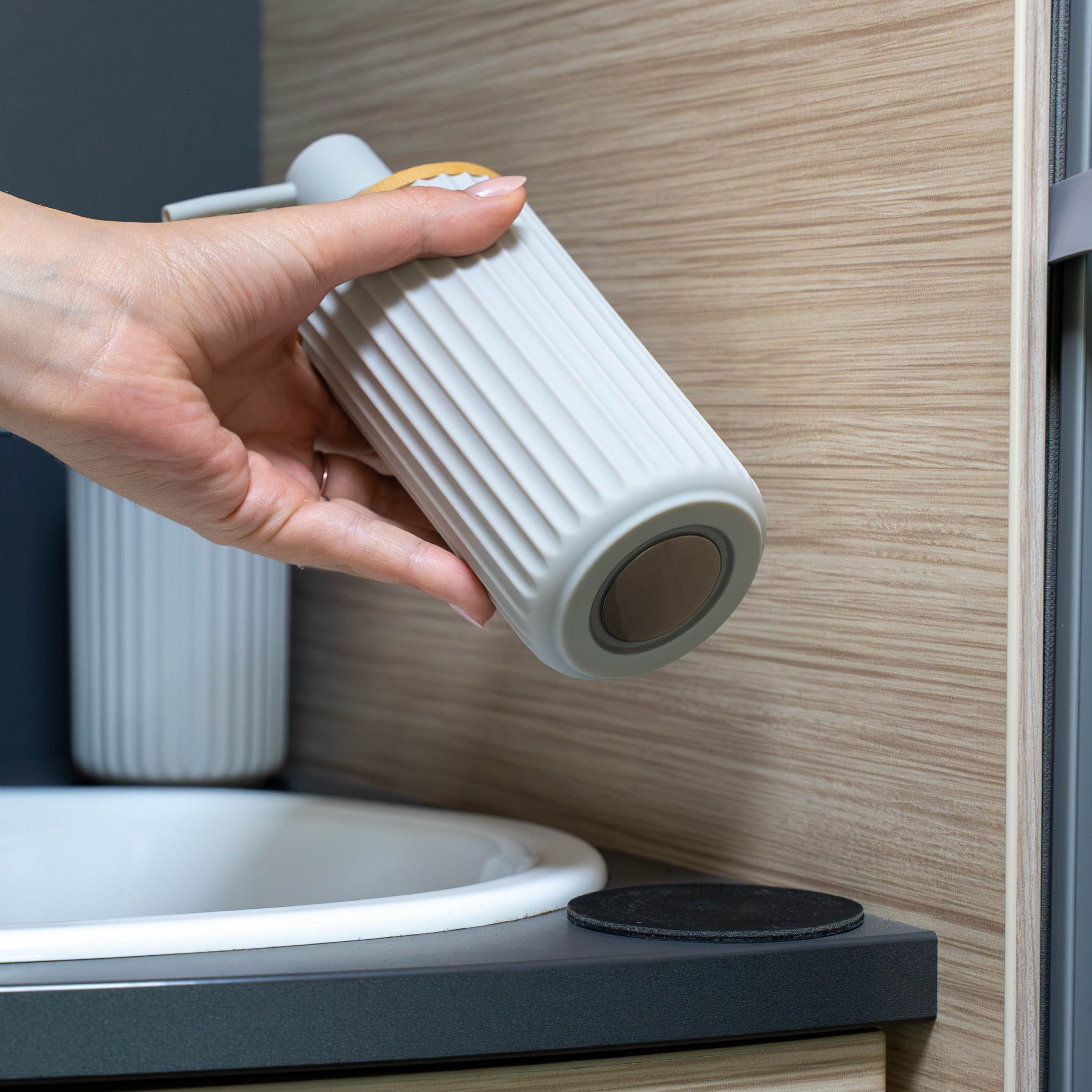 Dispenser per sapone magnetico con pad NERO
