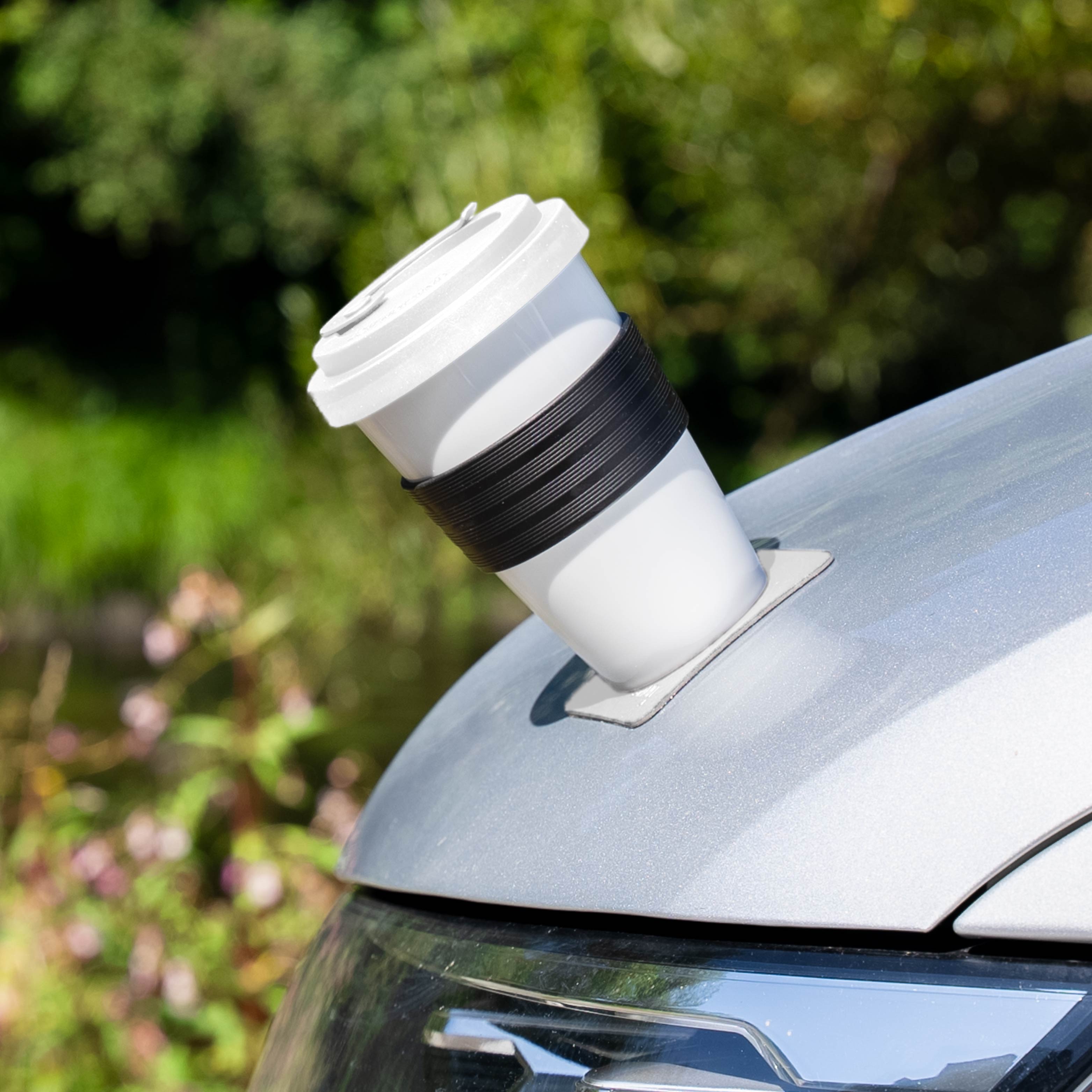 Magnetischer Porzellancup wird durch metallische Motorhaube fixiert