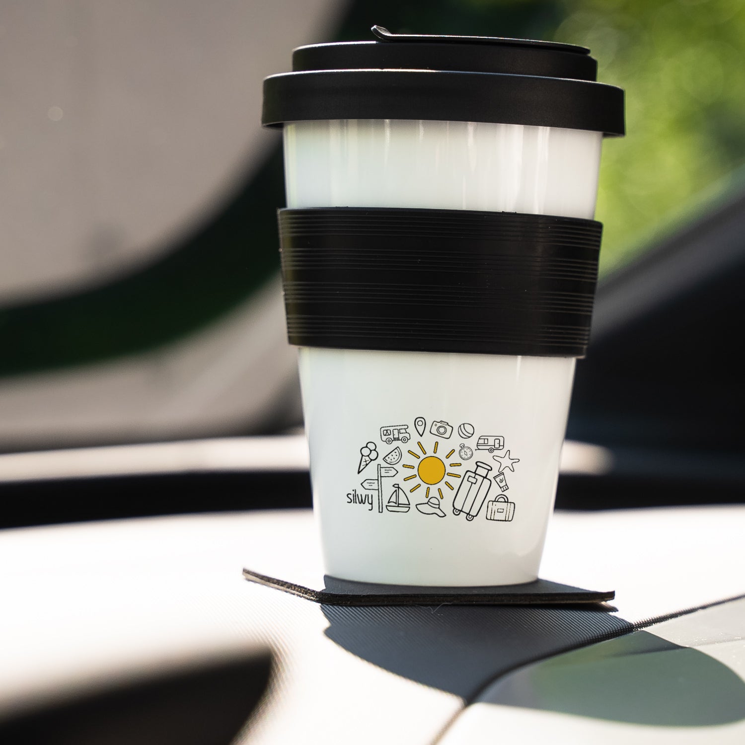 Magnet-Porzellan To-Go-Cup wird durch Pad auf Armaturenbrett fixiert