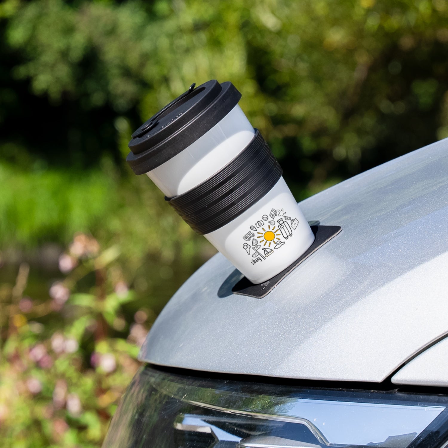 Magnet-Porzellan To-Go-Cup wird durch Pad auf Motorhaube fixiert