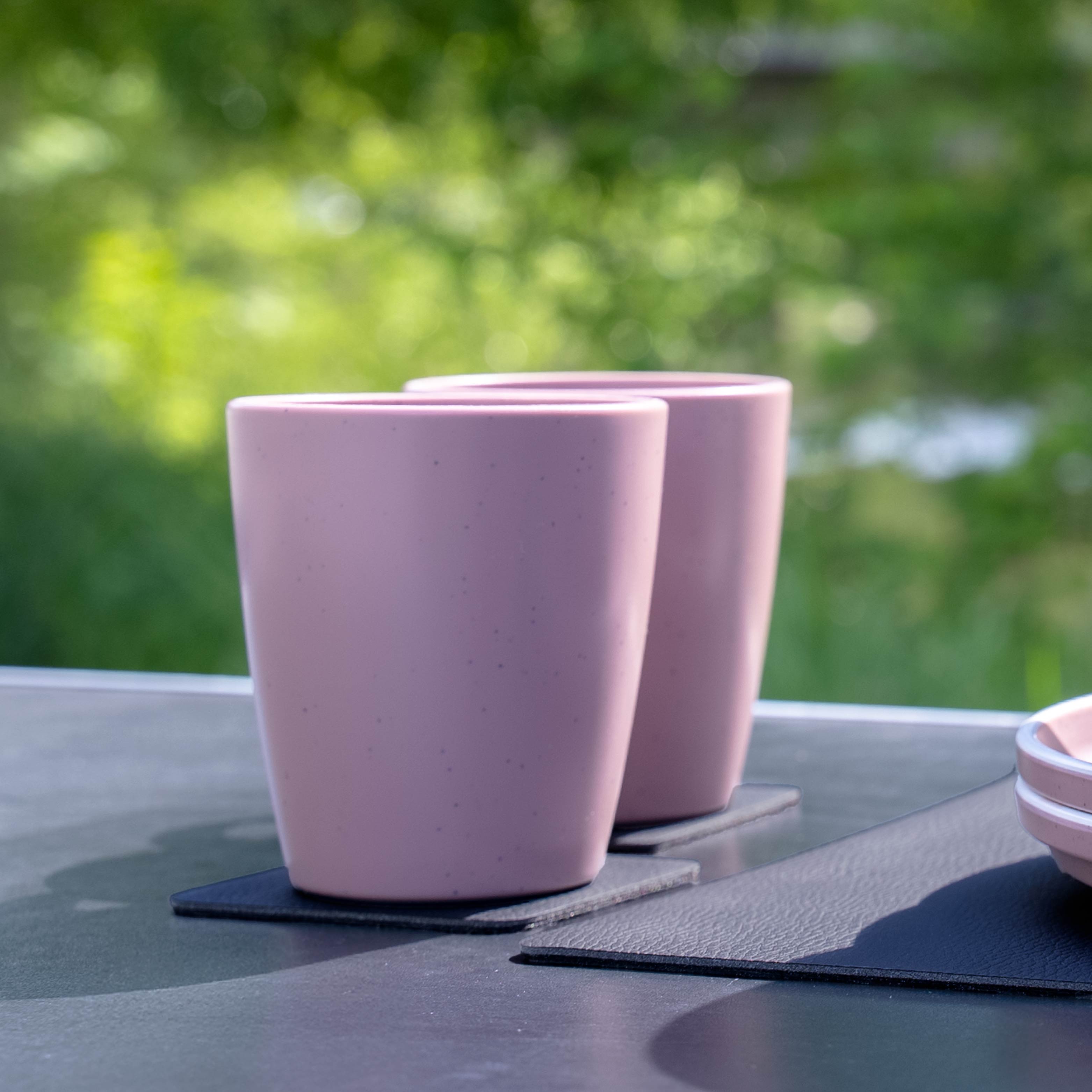 Magnet-Kunststofftassen rose auf Campingtisch