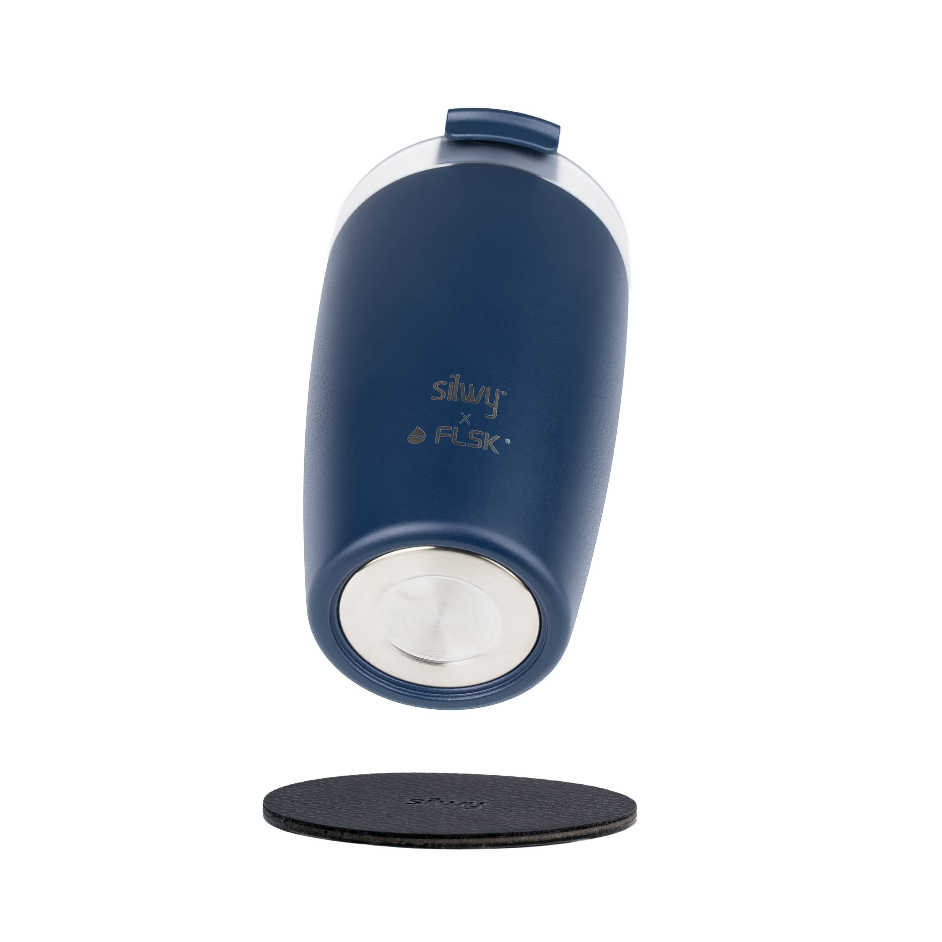 Der silwy x FLSK Thermocup in der Farbe midnight mit integriertem Magneten im Boden und dem runden Metall-Nano-Gel-Pad