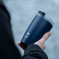 Der silwy x FLSK Thermocup in der Farbe midnight 