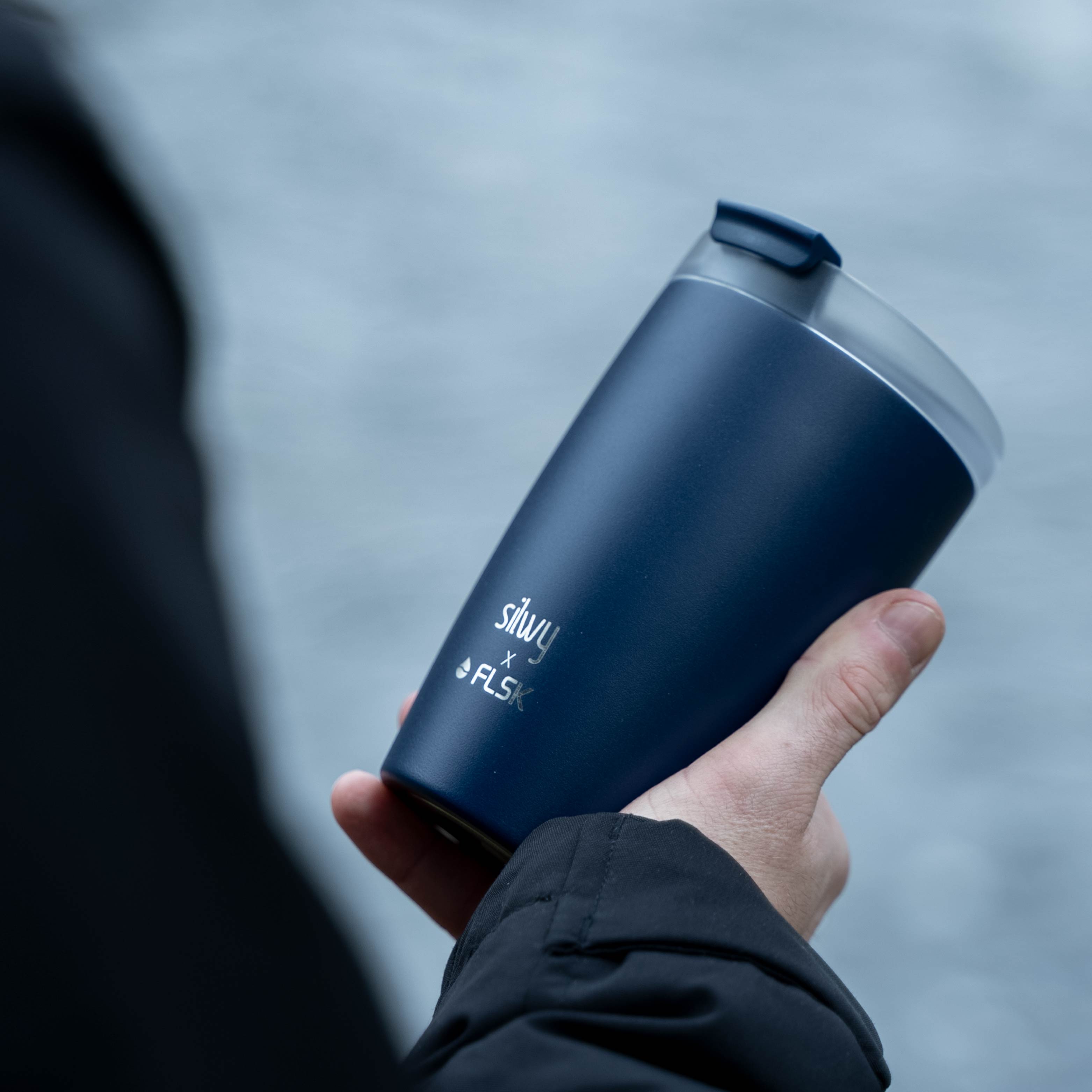 Der silwy x FLSK Thermocup in der Farbe midnight 