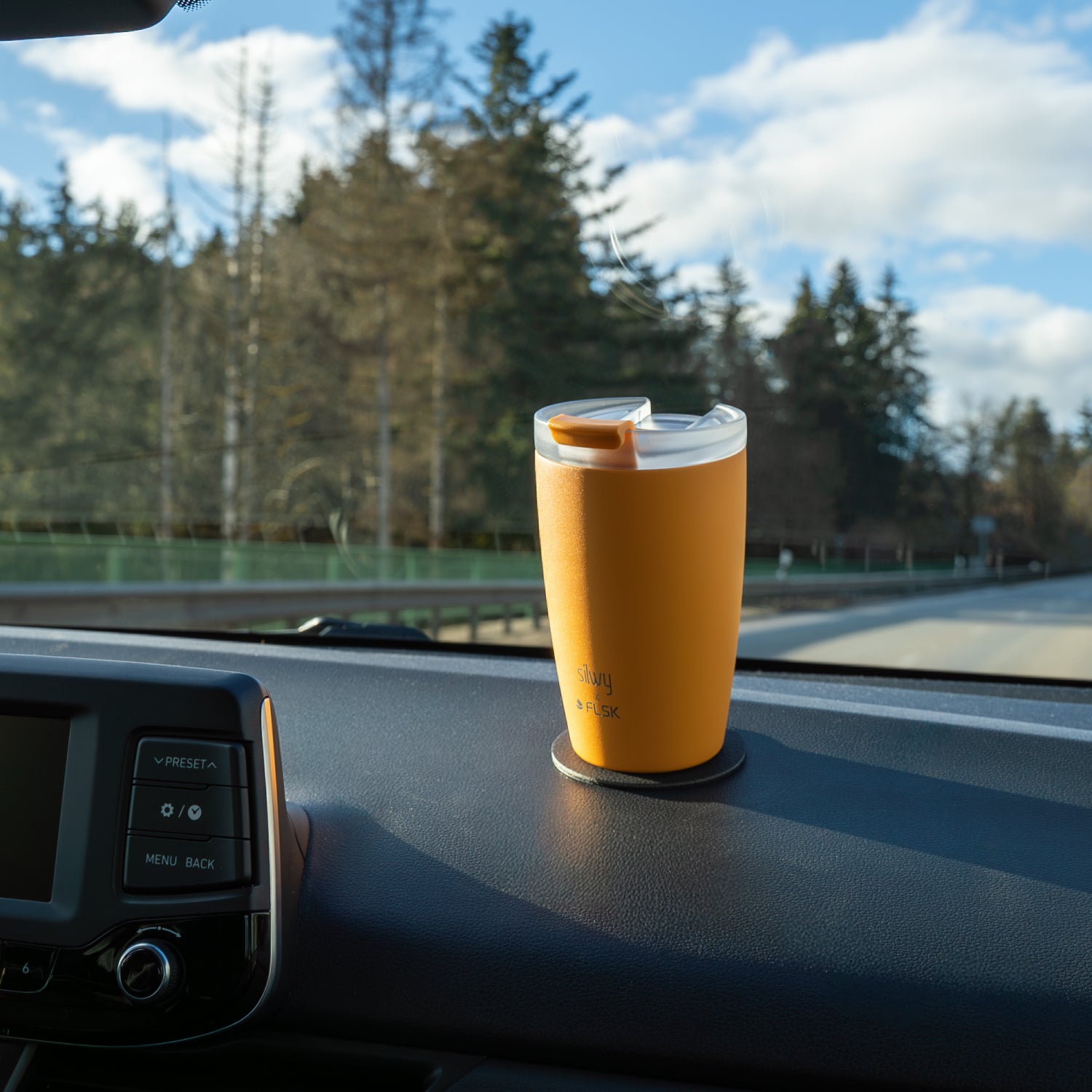 Magnet-Thermocup auf Armaturenbrett