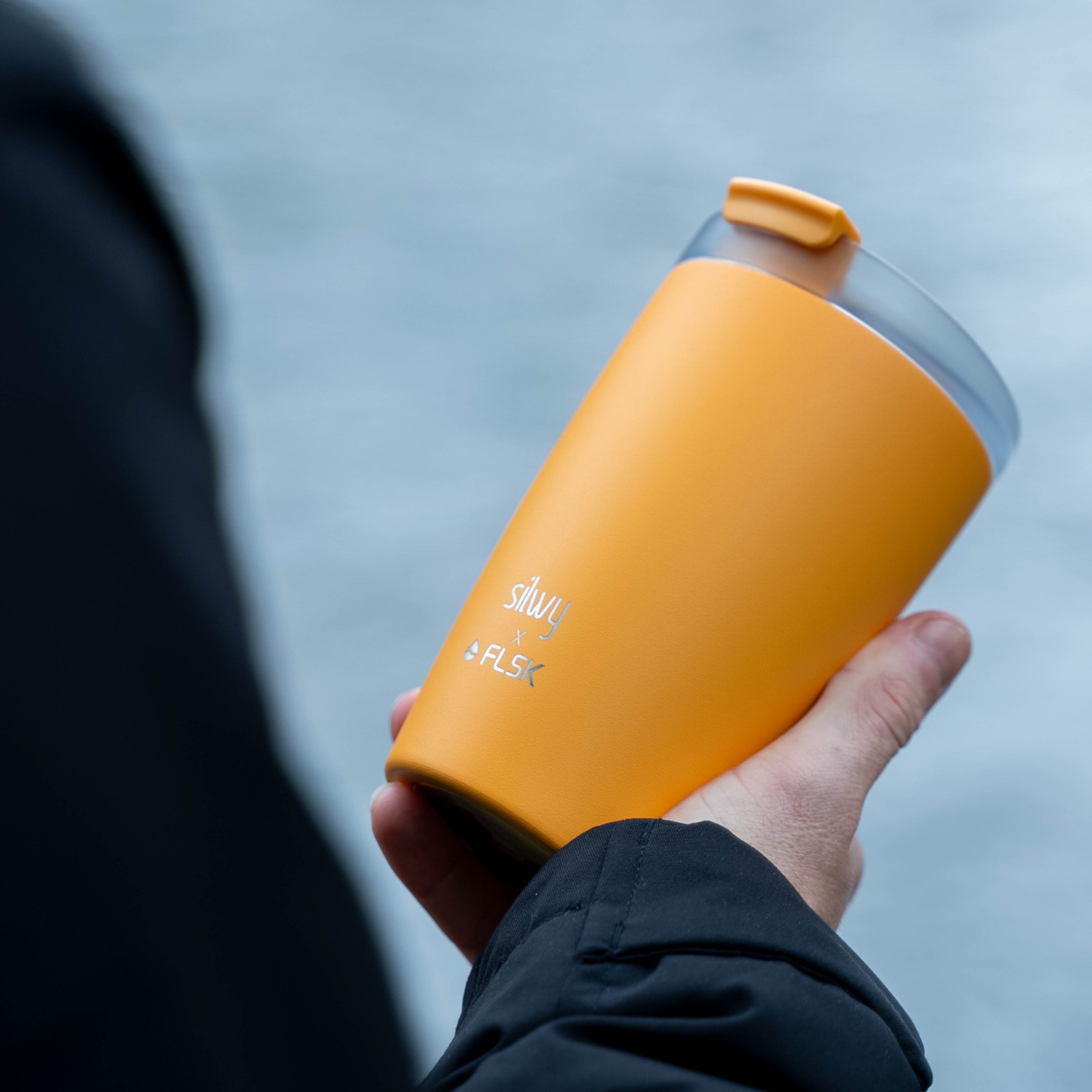 Der silwy x FLSK Thermocup in der Farbe sunrise 