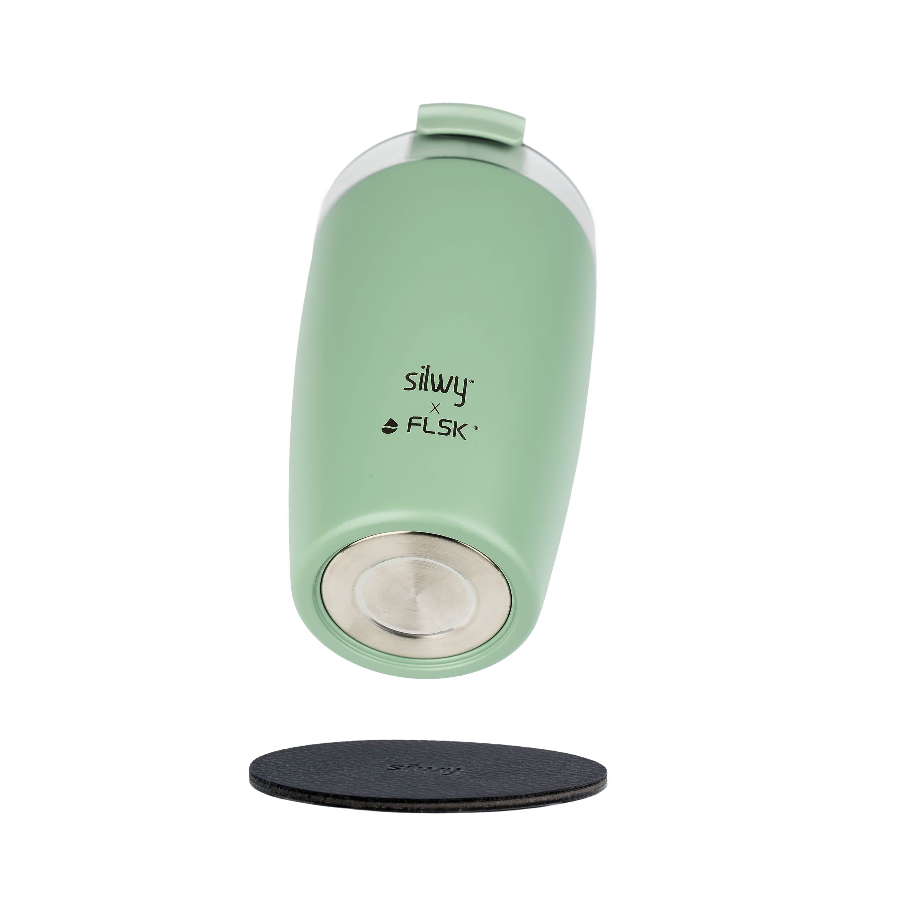 Der silwy x FLSK Thermocup in der Farbe sage mit integriertem Magneten im Boden und dem runden Metall-Nano-Gel-Pad 