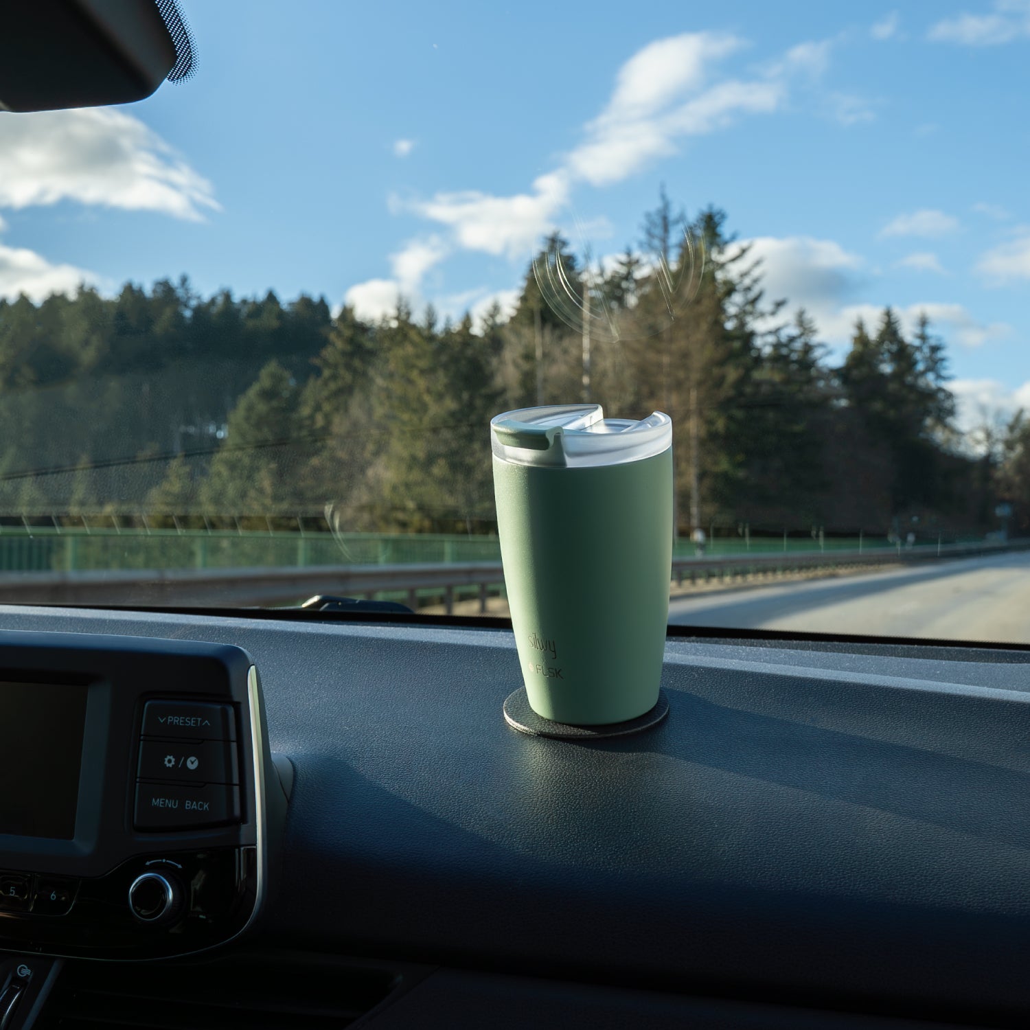 Magnet-Thermo-cup am Armaturenbrett