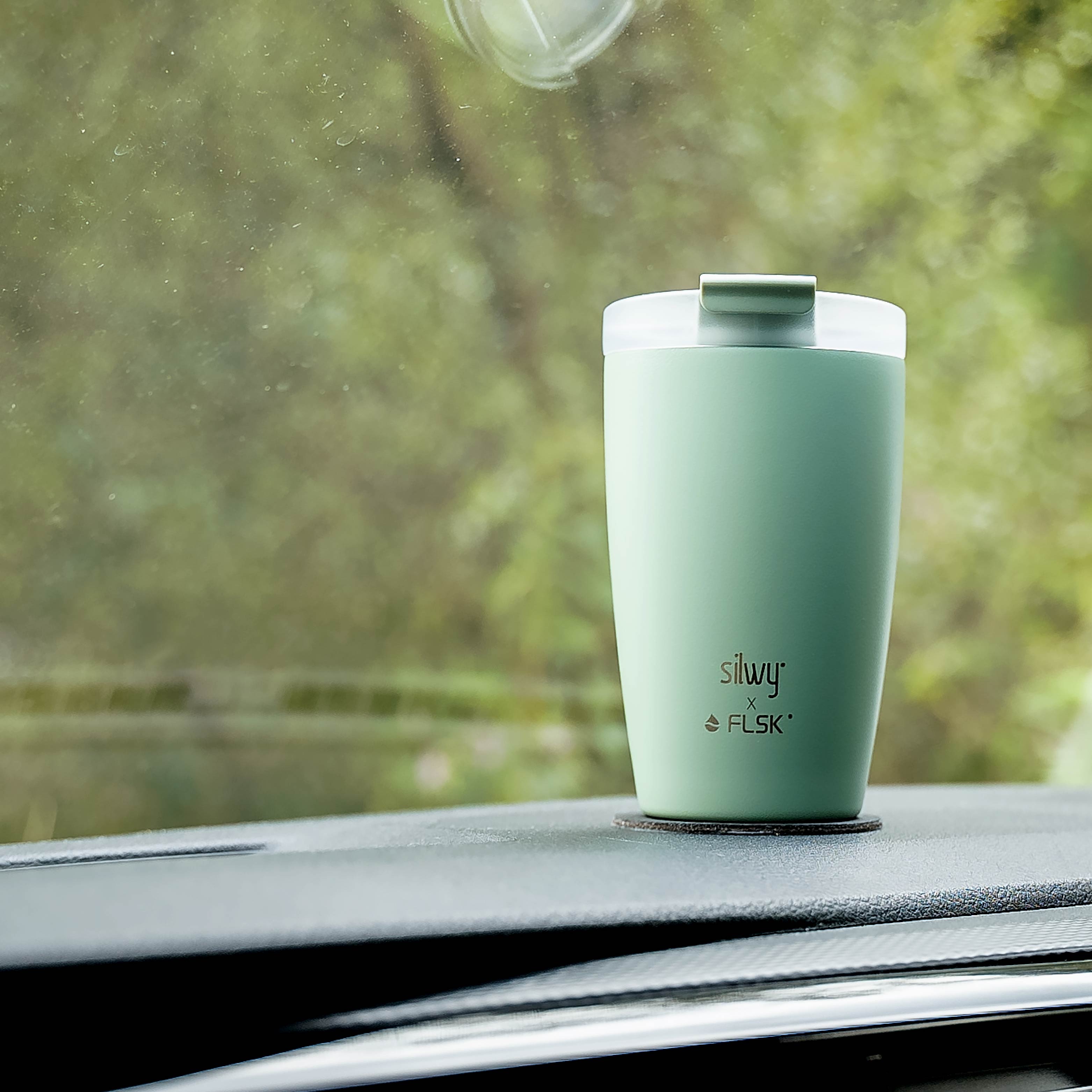 Der silwy x FLSK Thermocup in der Farbe sage mit dem runden Metall-Nano-Gel-Pad 