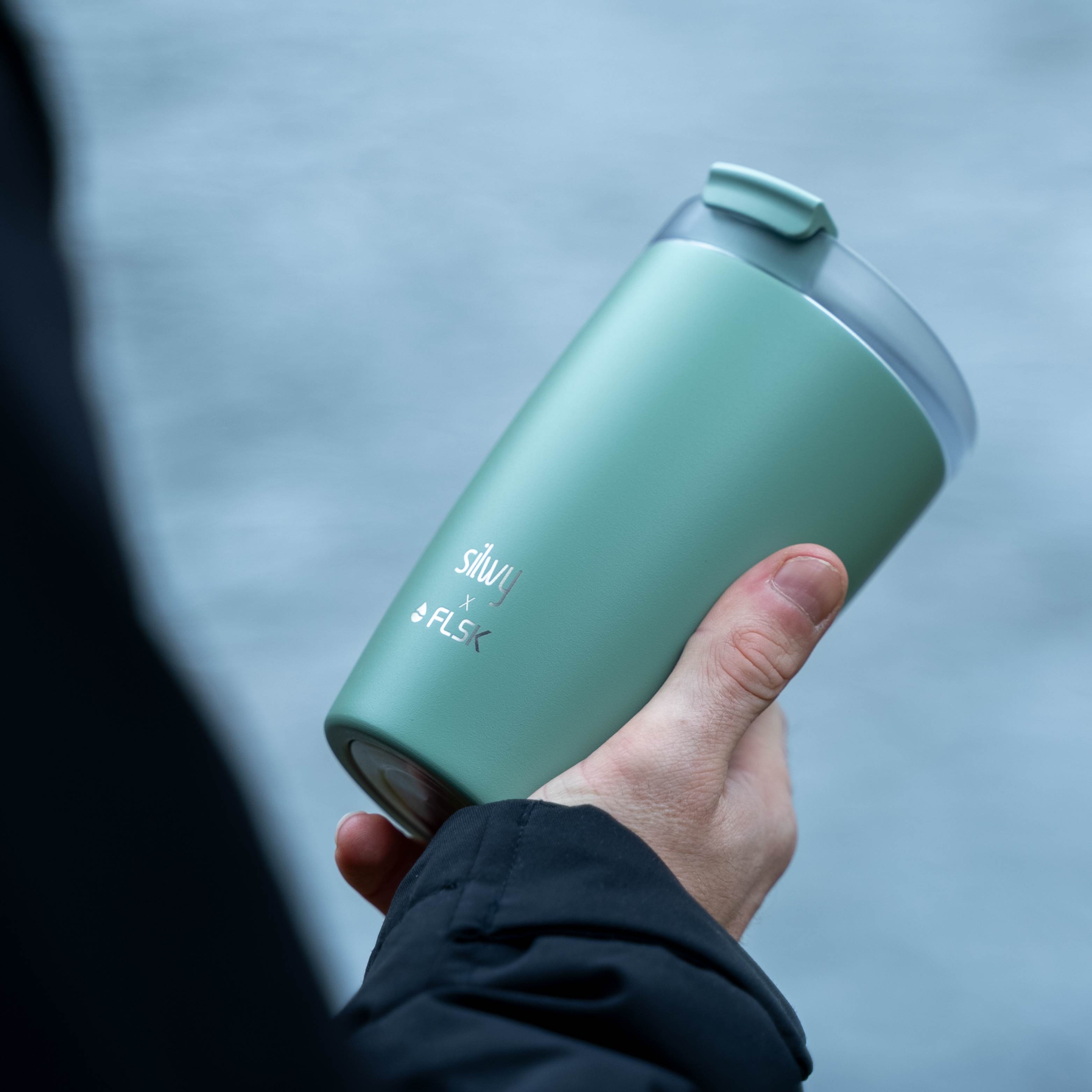 Der silwy x FLSK Thermocup in der Farbe sage 