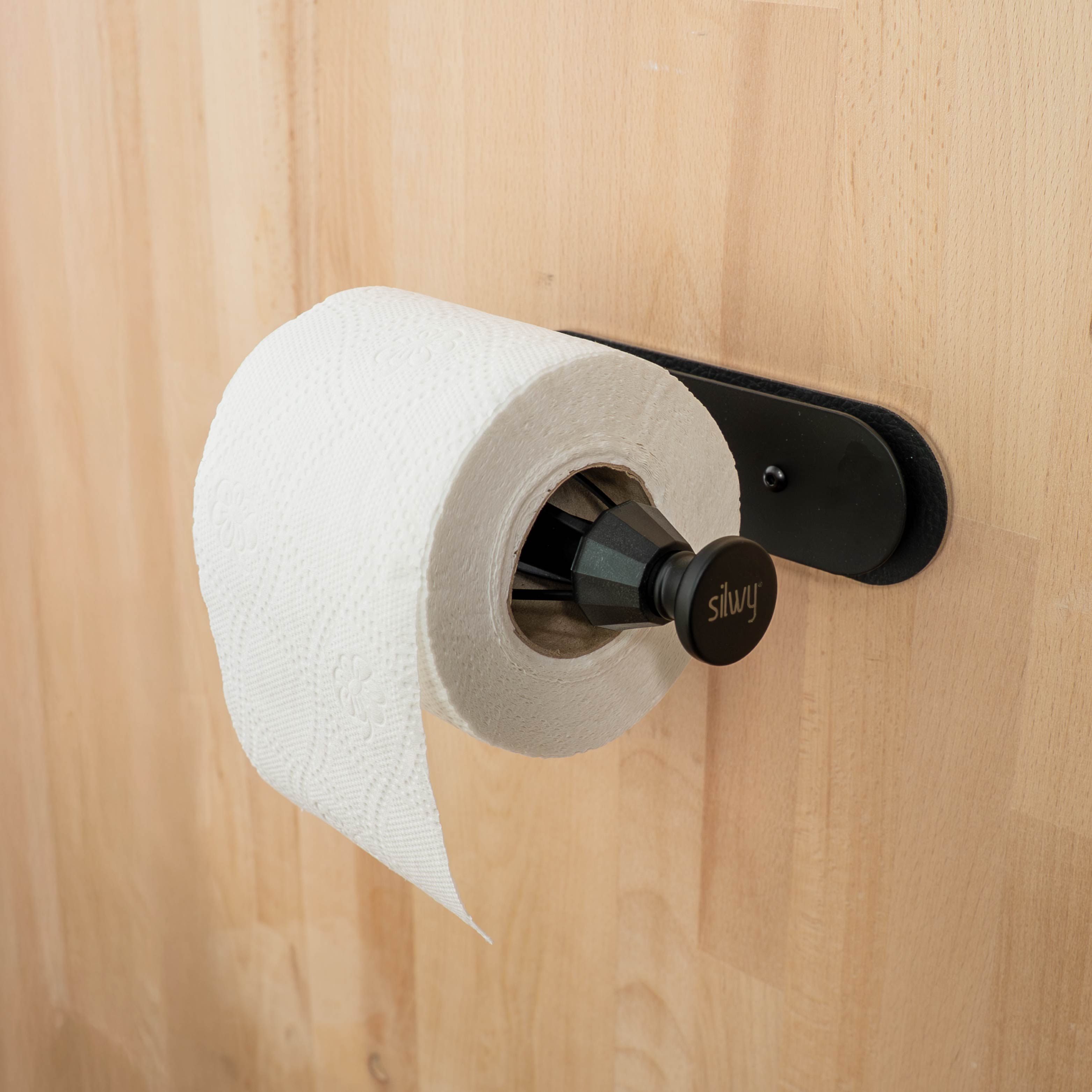 Toilettenpapierhalter auf Leiste, Holzuntergrund