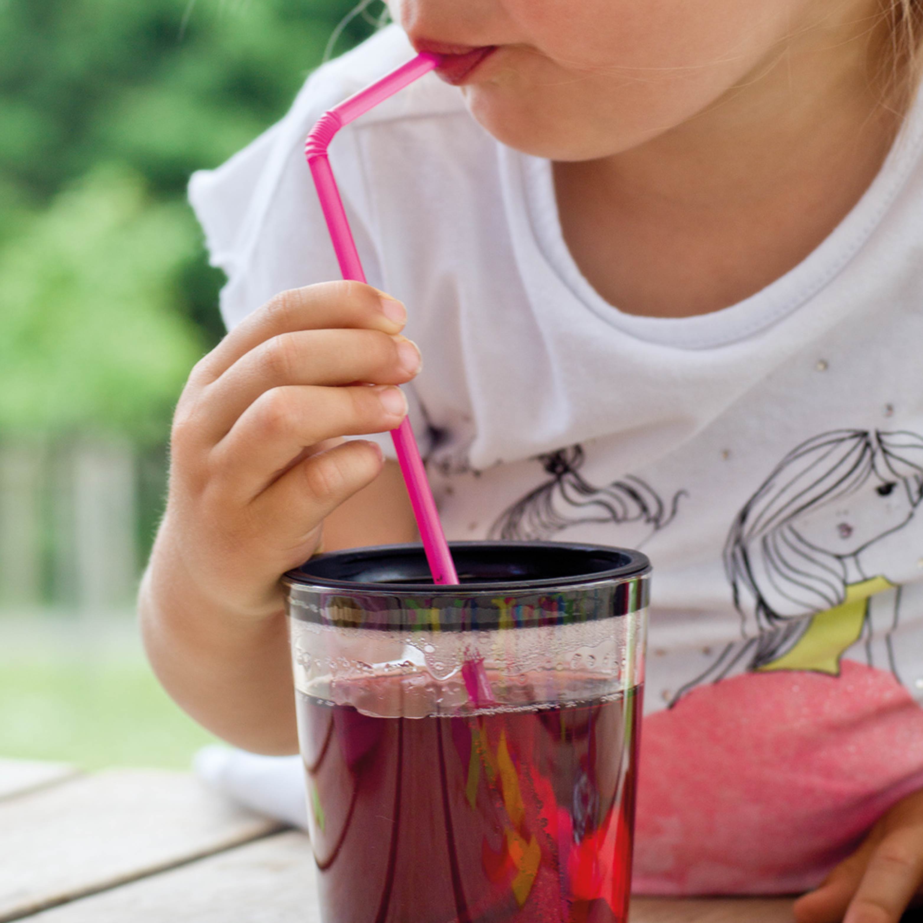 cup kind trinkt mit Strohhalm 
