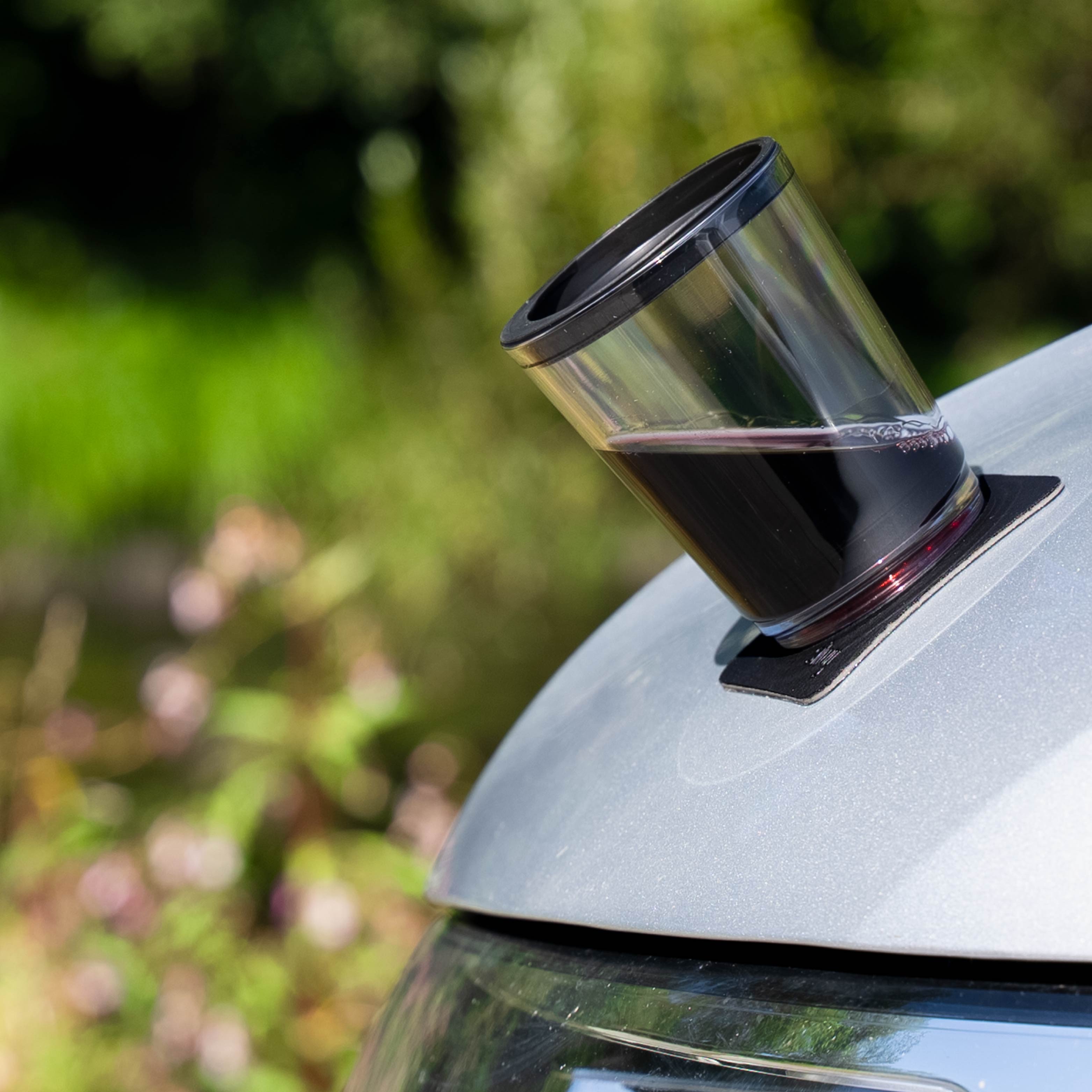 gefüllter Magnet-Trinkbecher Triple Classic auf Metall-Nano-Gel-Pad befestigt an Multivan 