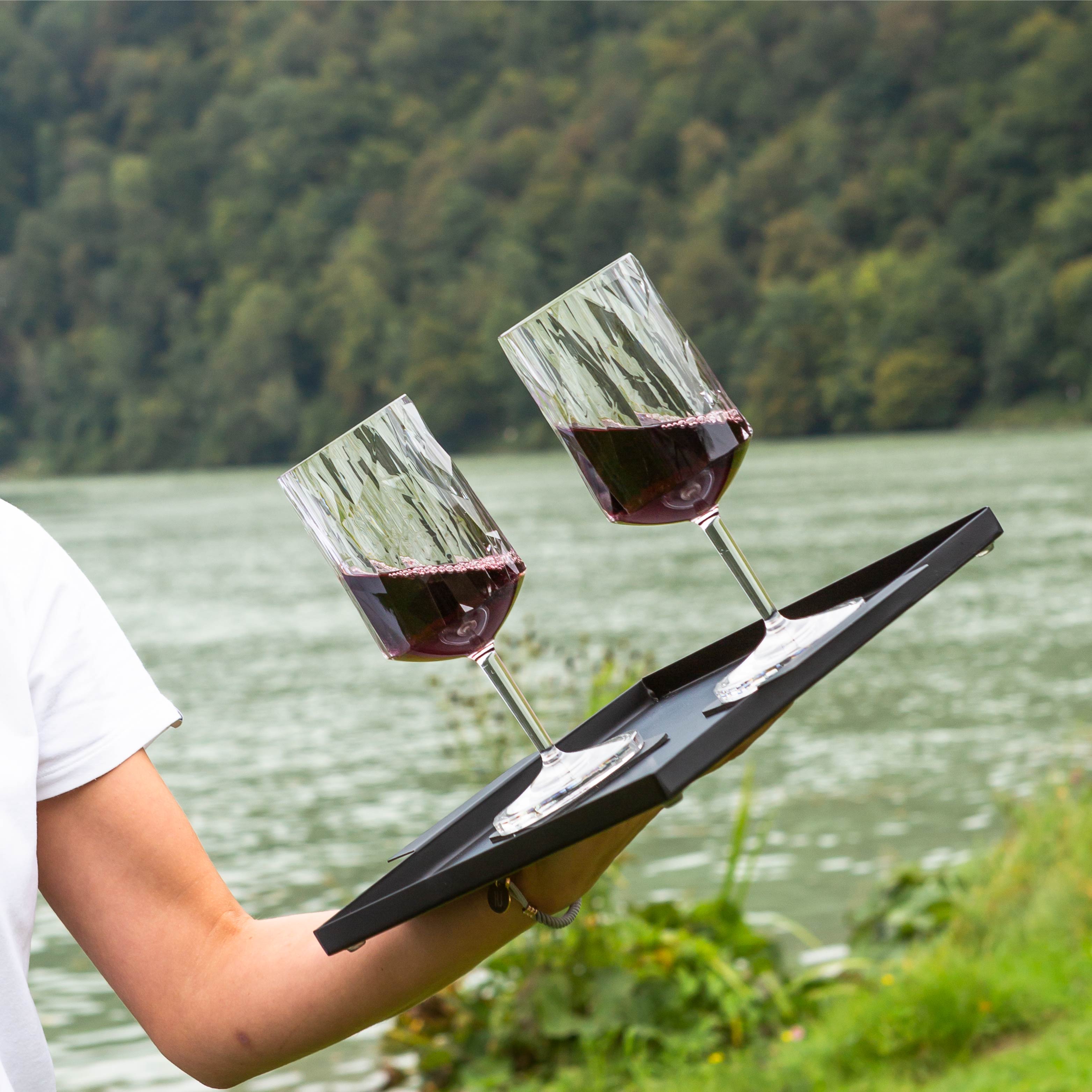 Magnet-Kunststoffgläser Wein fixiert durch die Pads in einer Schräglage auf einem Tablett