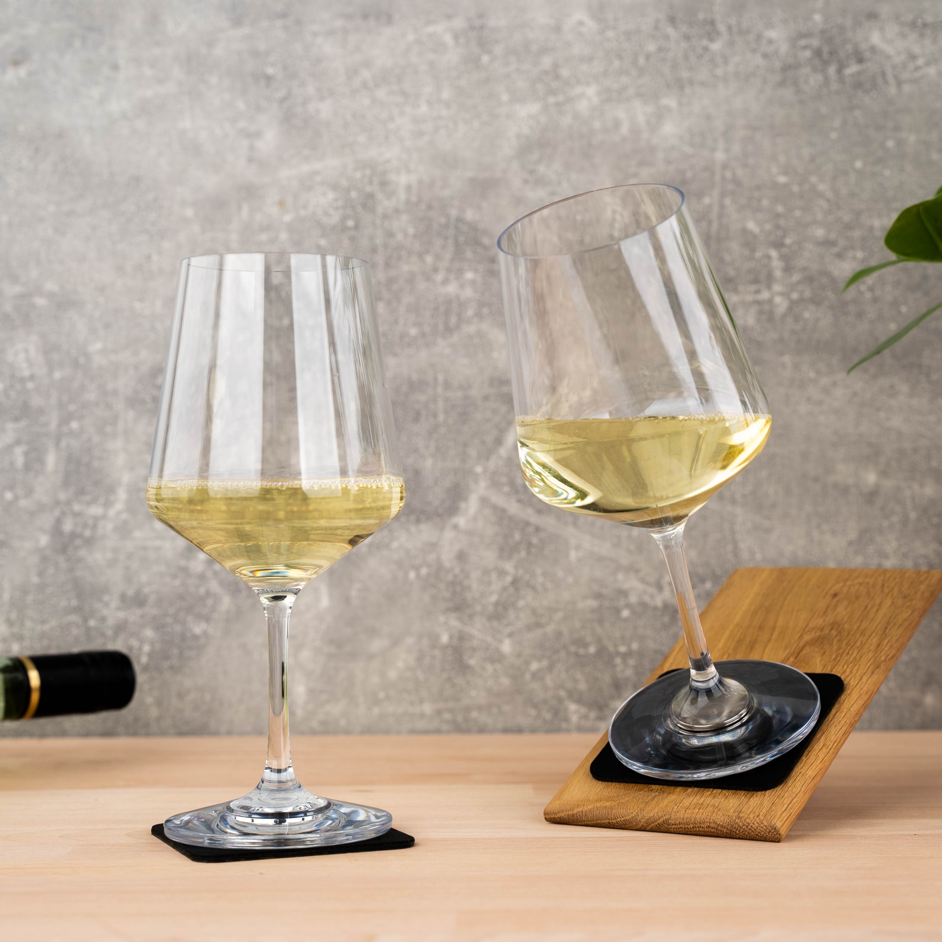Magnet-Kristallgläser Wein auf quadratischen Metall-Nano-Gel-Pads schwarz 