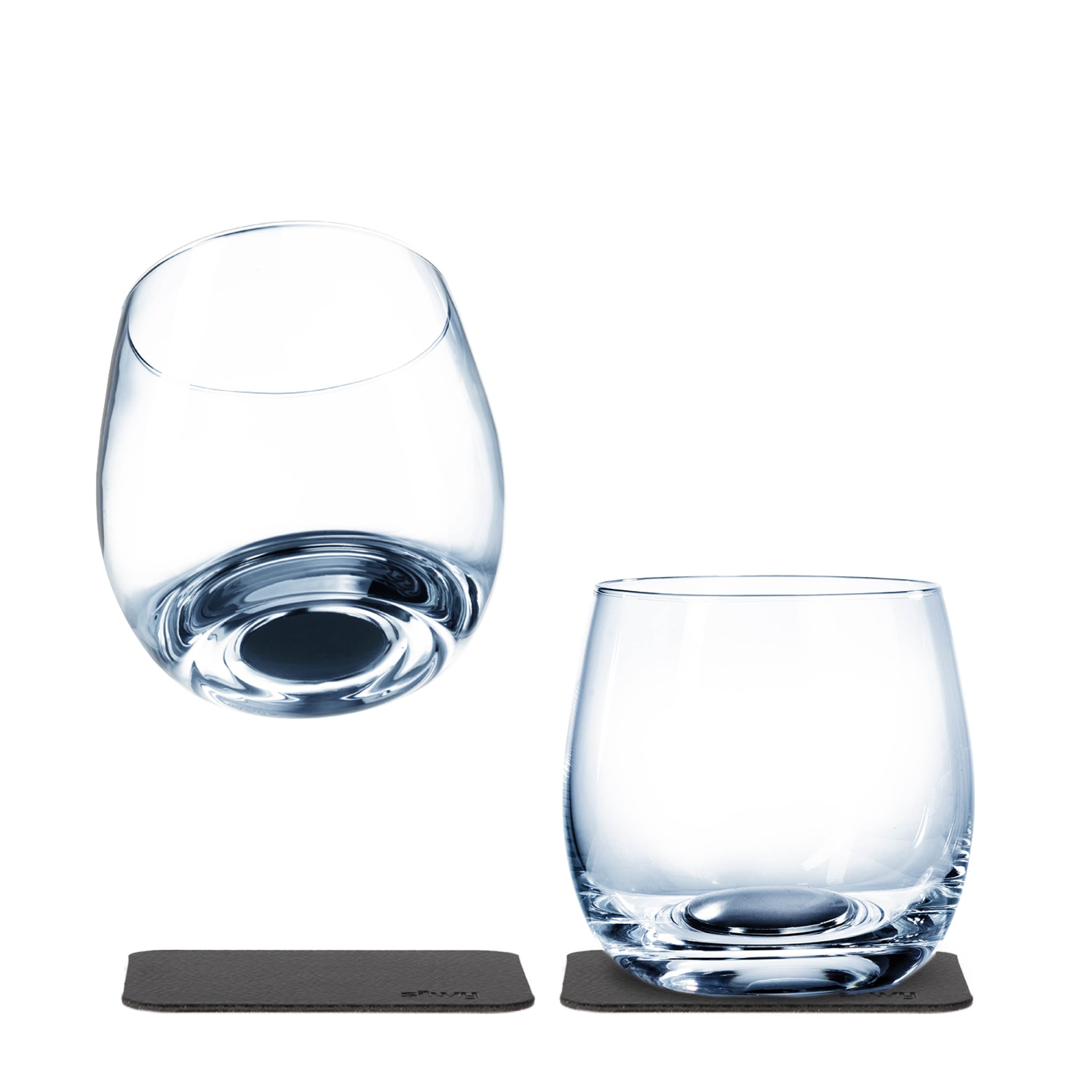 Freisteller zweier Sets Magnet-Kristallgläser Whisky auf Pads