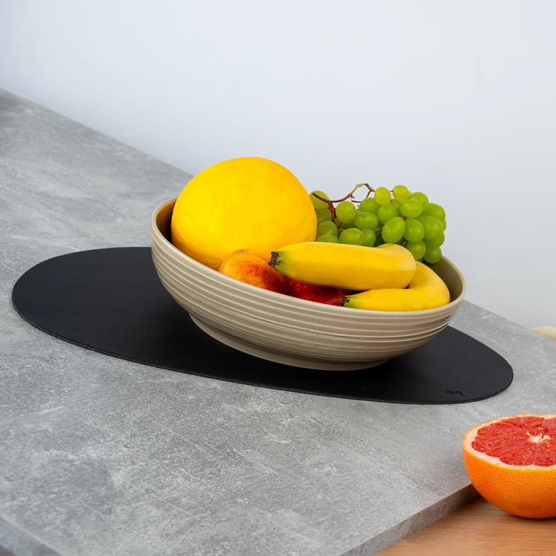 Food-Bowl schief stehend auf Platzset