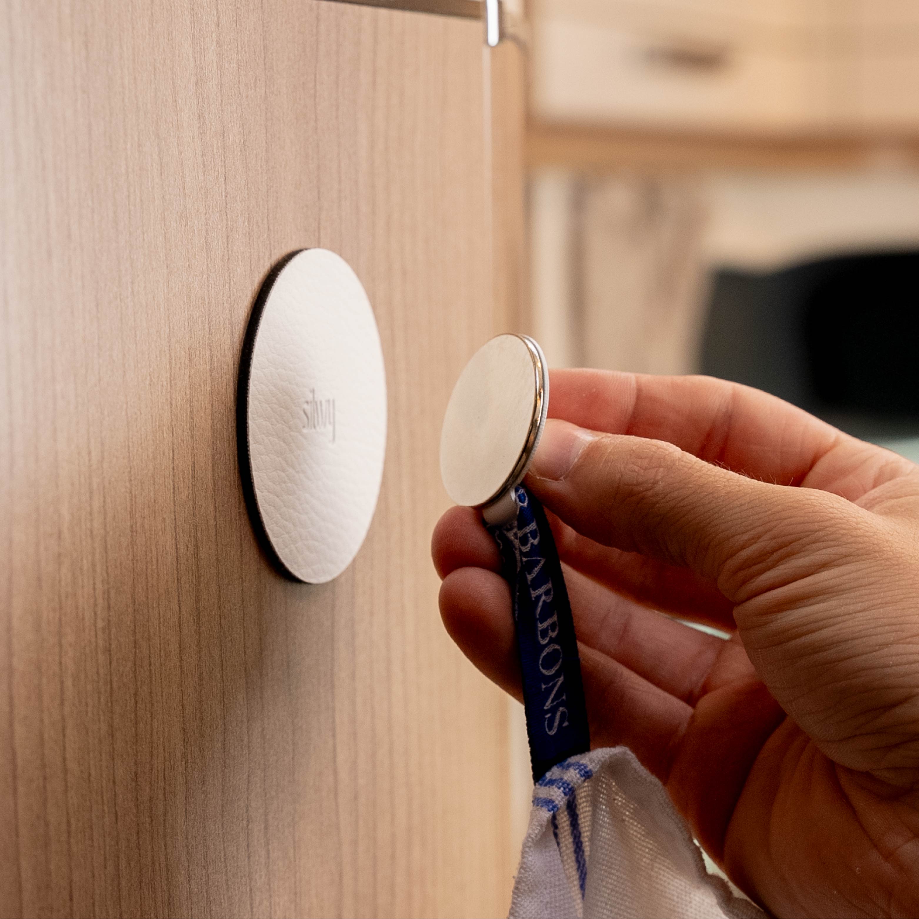 Magnetischer Haken wird durch metallisches Pad fixiert