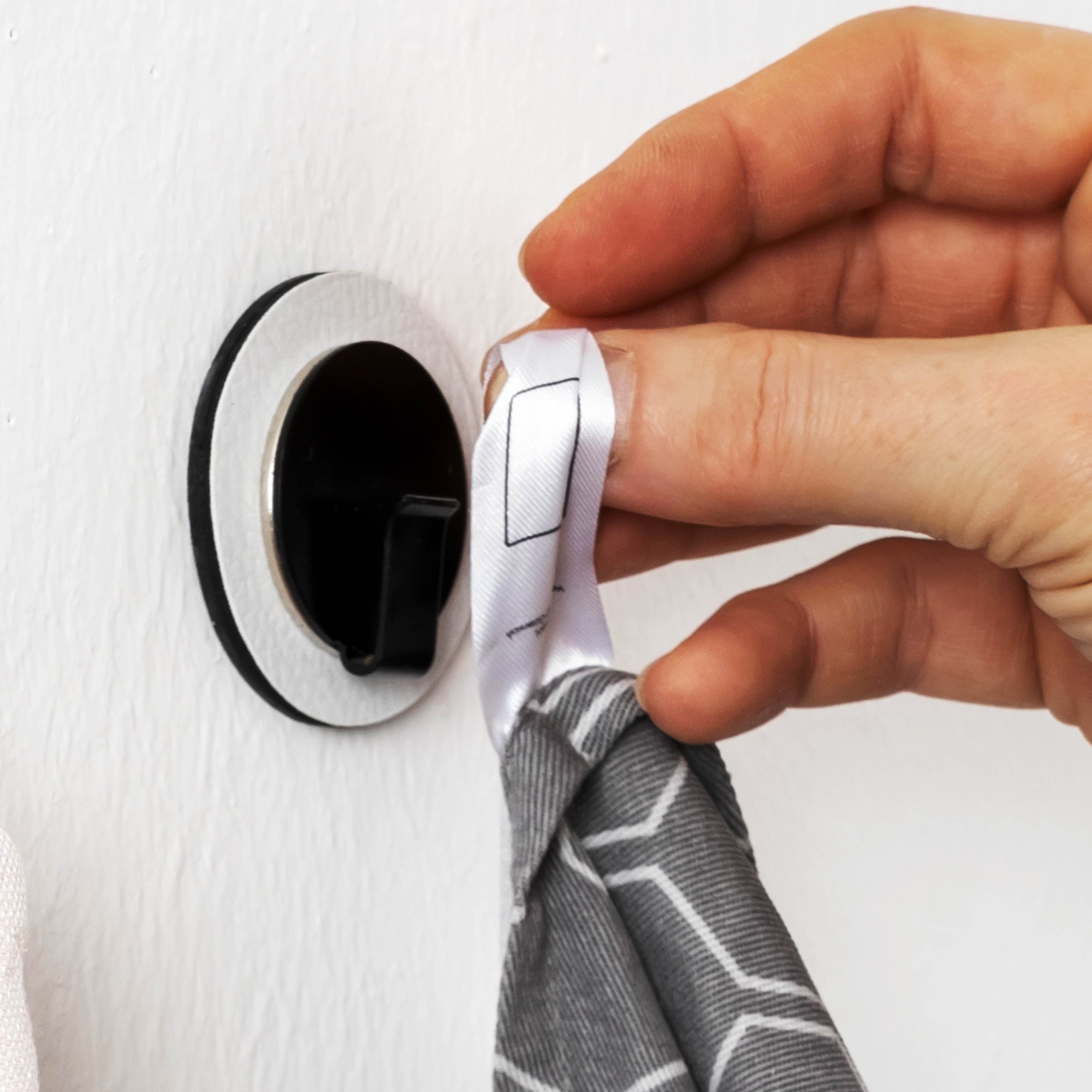Anwendungsfall: Geschirrtuch wird durch Haken Clever in Kombination mit dem Pad fixiert