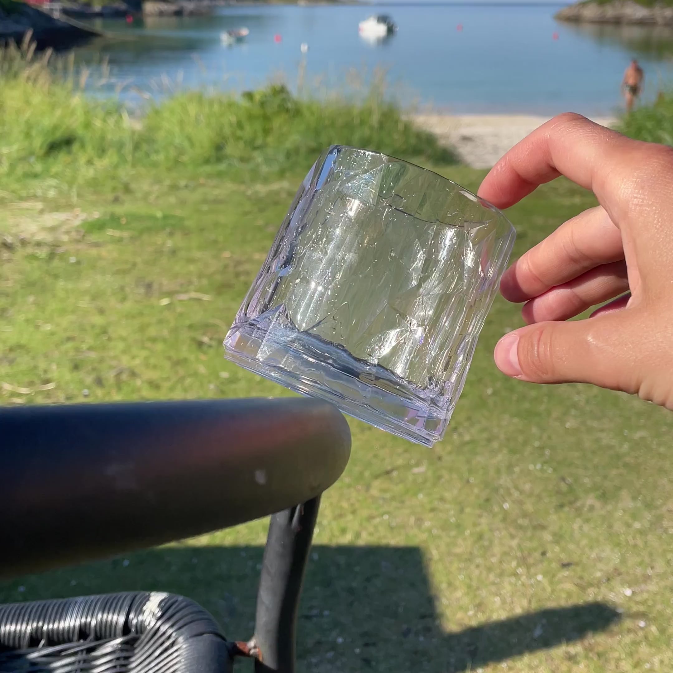 Kunststoffglas Tumbler hängend am Campingstuhl