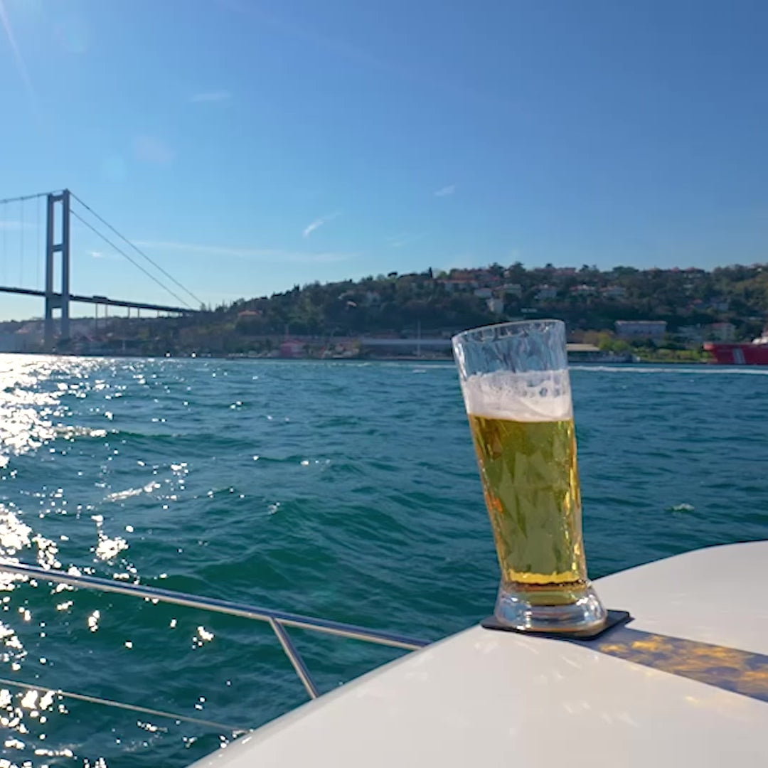 Kunststoffglas Bier auf Pad auf Boot