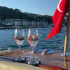 Kristallgläser Champagner auf Pad auf Boot